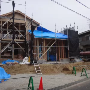 ブルーシートで雨養生のサムネイル