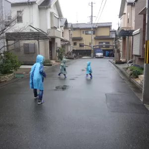 雨が少し降っていましたが、外遊びを楽しみましたのサムネイル