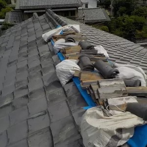 棟瓦が崩れたので雨養生ですのサムネイル