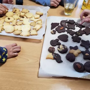 自宅でクッキー作りのサムネイル